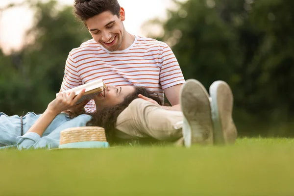 Afbeelding Van Europese Paar Man Vrouw 20S Liggend Groen Gras — Stockfoto