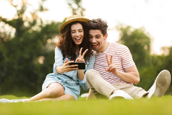 Imagem Jovem Casal Homem Mulher 20S Sentado Grama Verde Parque — Fotografia de Stock