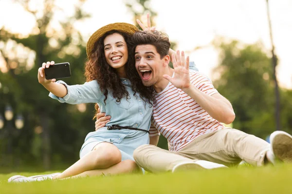 Imagem Casal Bonito Homem Mulher 20S Sentado Grama Verde Parque — Fotografia de Stock