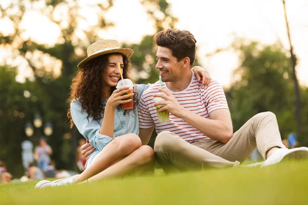 Immagine Giovane Coppia Uomo Donna 20S Seduto Erba Verde Nel — Foto Stock