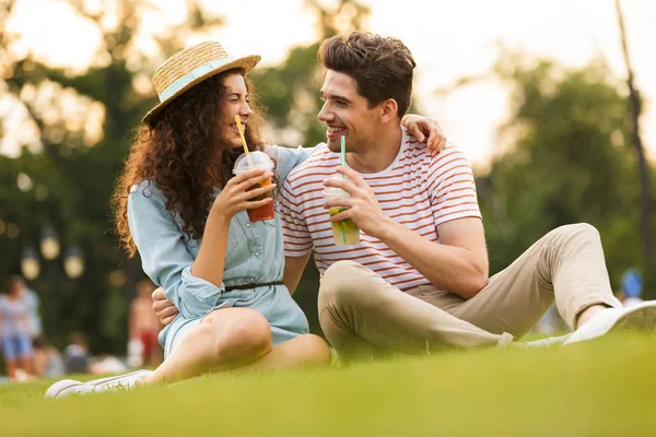 Imagen Una Bonita Pareja Hombres Mujeres Años Sentados Sobre Hierba —  Fotos de Stock