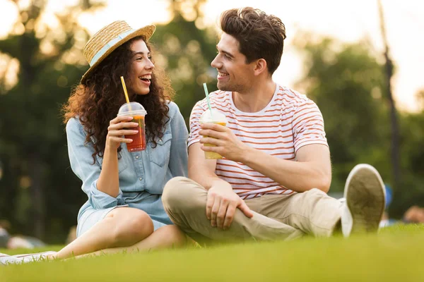 Imagen Una Joven Pareja Hombres Mujeres Años Sentados Sobre Hierba — Foto de Stock