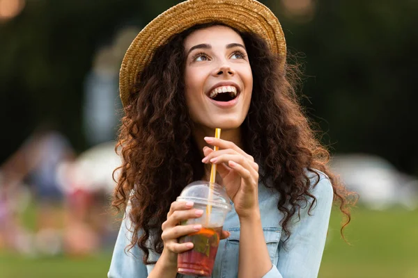 Imagen Alegre Mujer Años Con Sombrero Paja Sonriendo Bebiendo Bebida —  Fotos de Stock