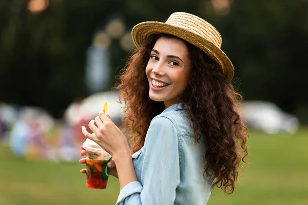 Imagem Mulher Morena Anos Usando Chapéu Palha Sorrindo Bebendo Bebida — Fotografia de Stock