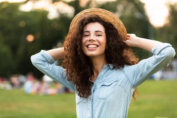 Image Curly Woman 20S Wearing Straw Hat Laughing While Walking — Stock Photo, Image