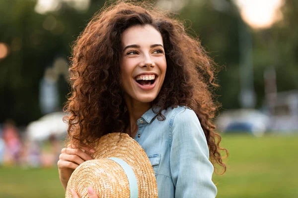 Image Attractive Woman 20S Holding Straw Hat Laughing While Walking — Stock Photo, Image