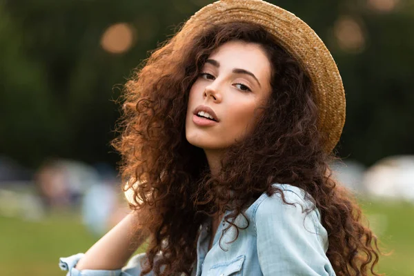 Image Une Femme Heureuse Des Années Portant Chapeau Paille Souriant — Photo