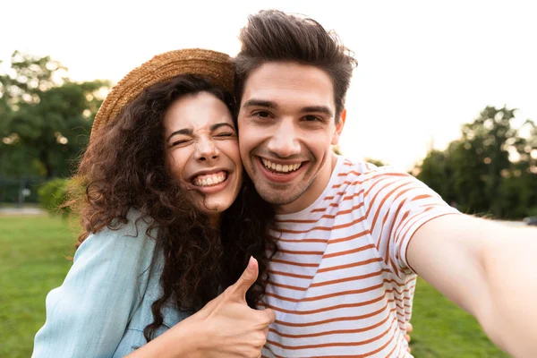 Görüntü Güzel Çift Erkek Kadın Yeşil Park Alma Selfie Cep — Stok fotoğraf