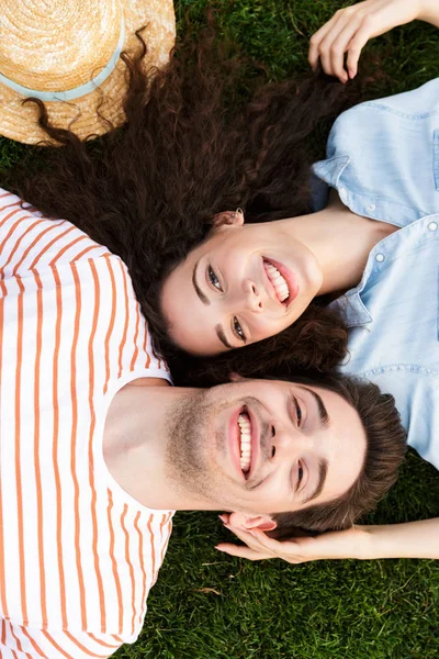 Imagen Parte Superior Hermosa Pareja Hombres Mujeres Años Acostados Junto — Foto de Stock