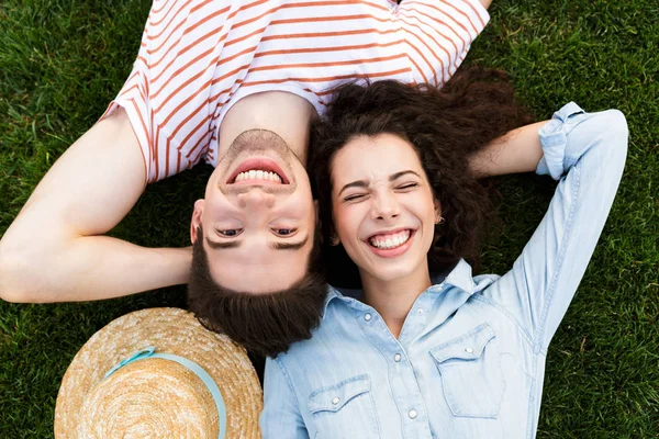 Immagine Dalla Cima Della Coppia Gioiosa Uomo Donna 20S Sdraiato — Foto Stock