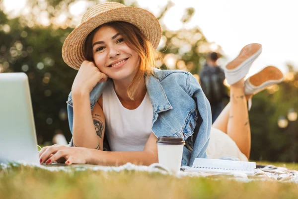 Lovely Young Girl Laying Grass Park Using Laptop Computer — Stock Photo, Image