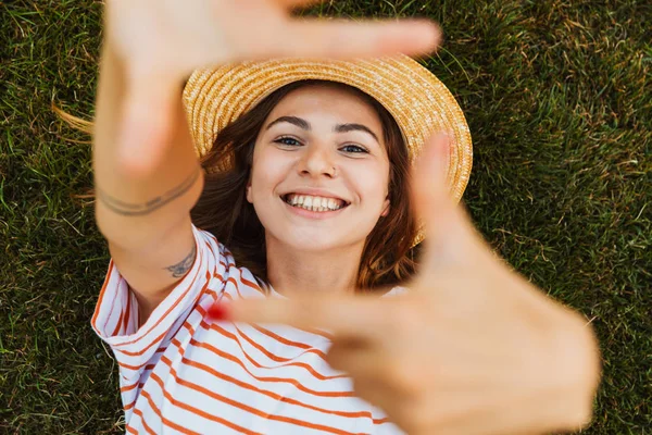 Vista Superior Una Joven Alegre Sombrero Verano Que Pone Una —  Fotos de Stock