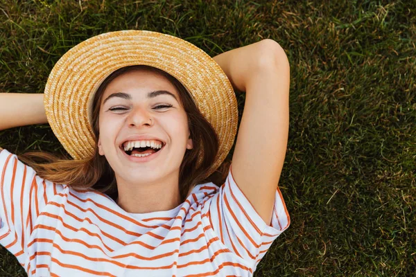 Top View Laughing Young Girl Summer Hat Laying Grass Grimacing — Stock Photo, Image