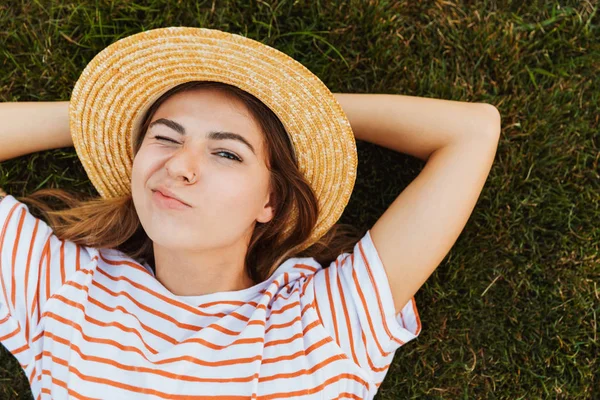 Top View Funny Young Girl Summer Hat Laying Grass Grimacing — Stock Photo, Image