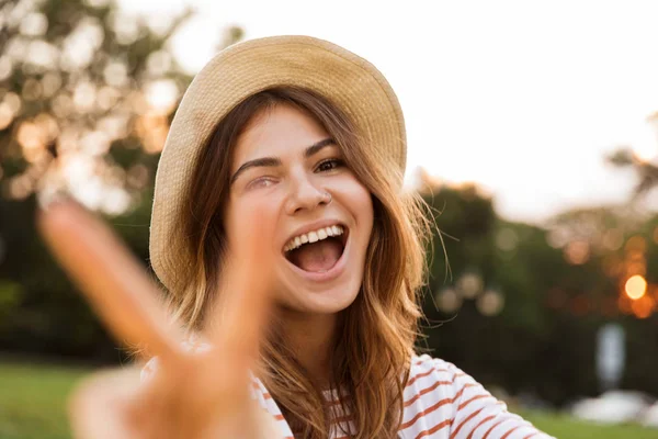 Nahaufnahme Eines Lächelnden Jungen Mädchens Mit Sommermütze Das Park Auf — Stockfoto