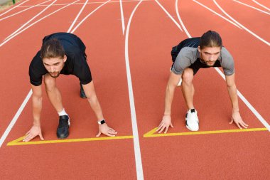 Fotoğraf genç iki ikiz sporcular kardeşlerin açık havada çalışmaya hazır.