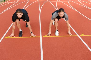 Fotoğraf genç iki ikiz sporcular kardeşlerin açık havada çalışmaya hazır.