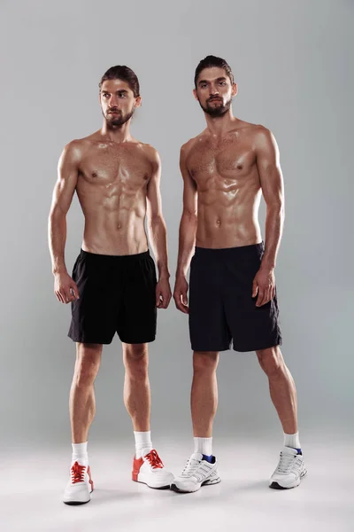 Retrato Comprimento Total Dois Irmãos Gêmeos Sem Camisa Musculares Isolados — Fotografia de Stock