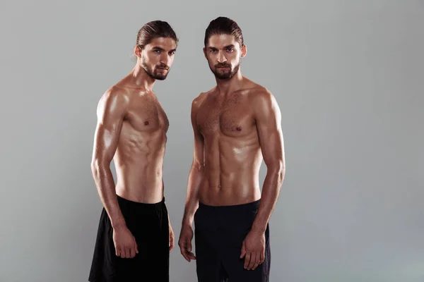 Retrato Dos Hermanos Gemelos Musculosos Sin Camisa Pie Aislados Sobre — Foto de Stock