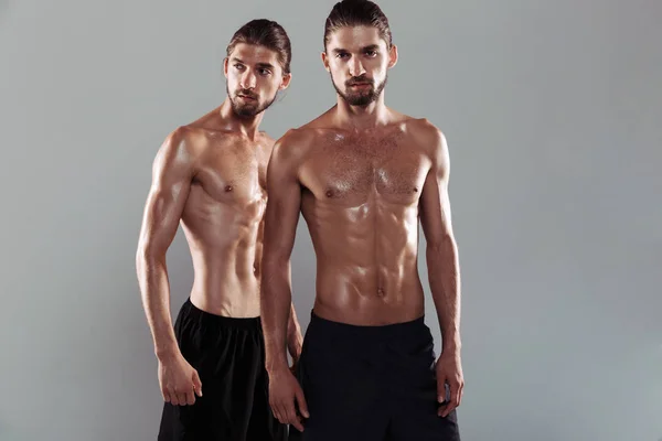 Portrét Dvou Bratrů Věří Svalové Shirtless Twin Stojící Izolované Nad — Stock fotografie