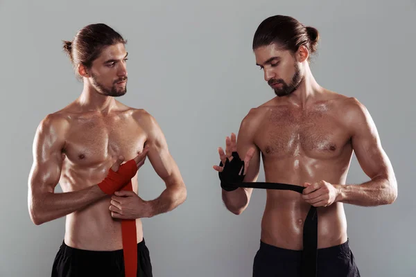 Porträtt Två Sportiga Muskulös Shirtless Tvillingbröder Står Isolerade Över Grå — Stockfoto