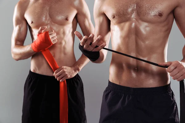 Close Dois Irmãos Gêmeos Sem Camisa Muscular Isolado Sobre Fundo — Fotografia de Stock