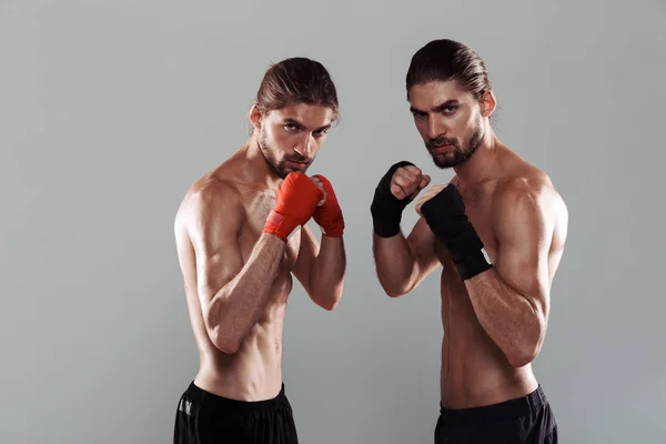 Porträt Zweier Selbstbewusster Muskulöser Hemdloser Zwillingsbrüder Die Isoliert Vor Grauem — Stockfoto