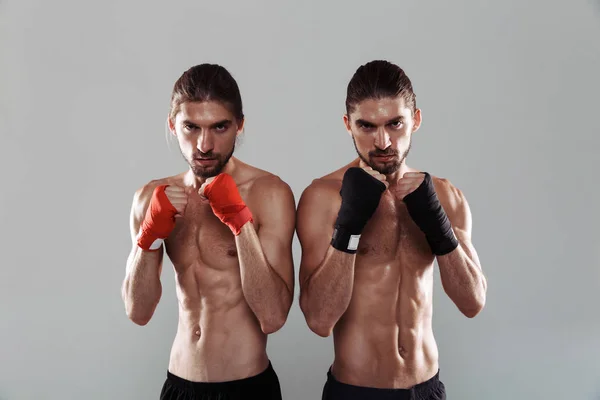 Retrato Dois Confiantes Muscular Sem Camisa Irmãos Gêmeos Isolado Sobre — Fotografia de Stock