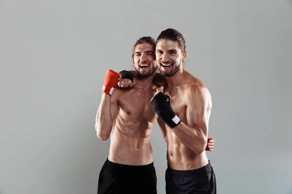 Porträt Zweier Aufgeregter Muskulöser Hemdloser Zwillingsbrüder Die Isoliert Vor Grauem — Stockfoto