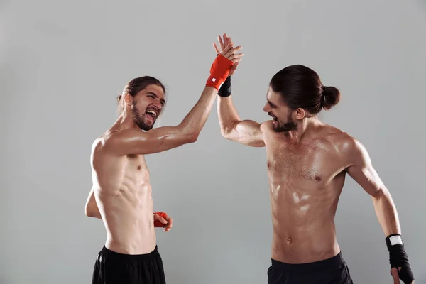 Retrato Dois Confiantes Muscular Sem Camisa Irmãos Gêmeos Isolado Sobre — Fotografia de Stock