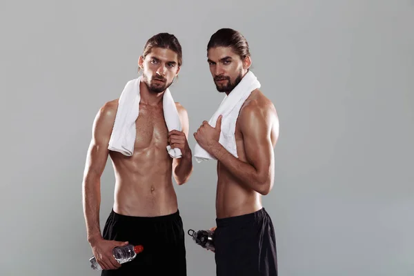 Porträt Zweier Muskulöser Hemdloser Zwillingsbrüder Die Isoliert Vor Grauem Hintergrund — Stockfoto