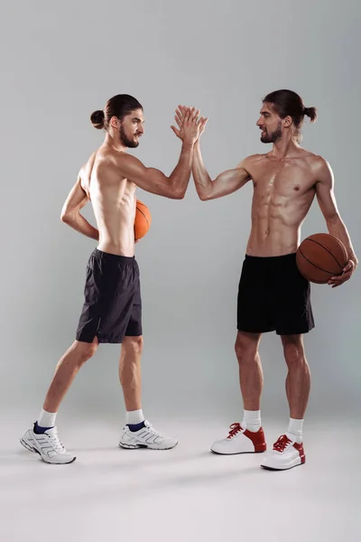 Ganzkörperporträt Zweier Muskulöser Hemdloser Zwillingsbrüder Die Isoliert Vor Grauem Hintergrund — Stockfoto