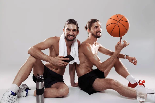Retrato Dos Felices Hermanos Gemelos Sin Camisa Musculosos Jugadores Baloncesto — Foto de Stock