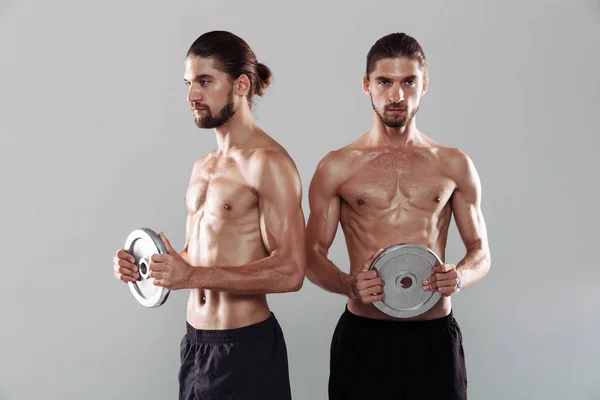 Retrato Dois Irmãos Gêmeos Sem Camisa Musculares Isolados Sobre Fundo — Fotografia de Stock