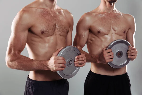 Närbild Två Muskulös Shirtless Tvillingbröder Isolerade Över Grå Bakgrund Hålla — Stockfoto