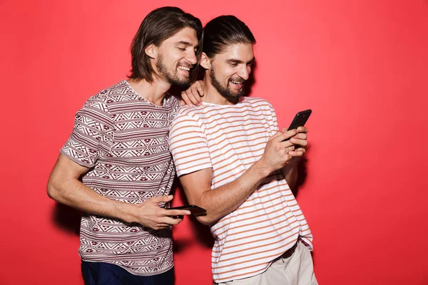 Portrait Deux Jeunes Frères Jumeaux Souriants Isolés Sur Fond Rouge — Photo