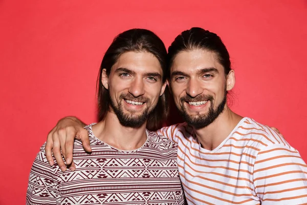 Retrato Dos Jóvenes Hermanos Gemelos Felices Aislados Sobre Fondo Rojo —  Fotos de Stock