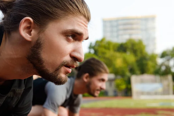 Foto Dos Jóvenes Gemelos Deportistas Hermanos Listos Para Correr Aire —  Fotos de Stock