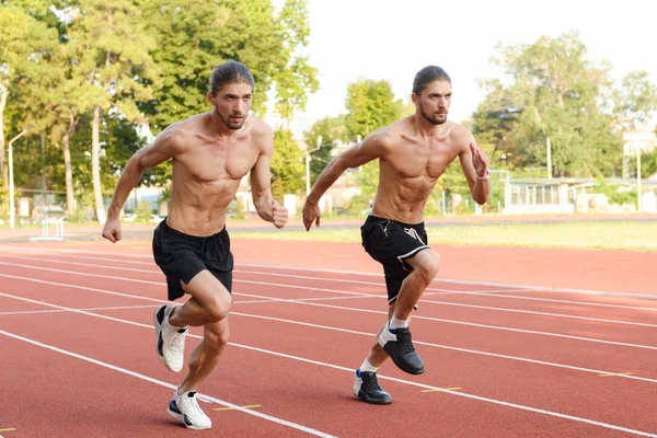 Foto Dua Anak Muda Yang Kuat Olahragawan Kembar Berlari Stadion — Stok Foto