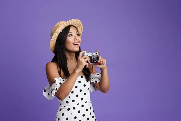카메라를 보라색 절연에 아시아 여자의 초상화 — 스톡 사진