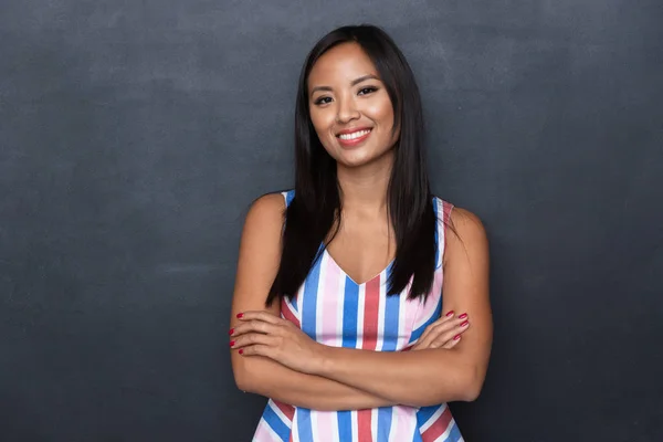 Retrato Uma Mulher Asiática Casual Alegre Isolado Sobre Fundo Cinza — Fotografia de Stock