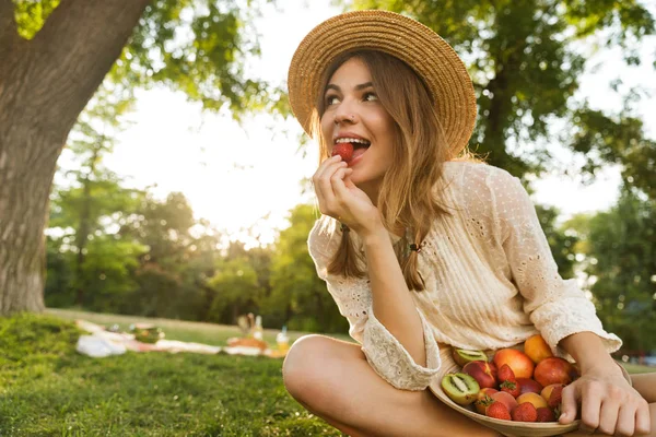 Bonita Jovencita Con Sombrero Verano Haciendo Picnic Parque Sentada Sobre — Foto de Stock