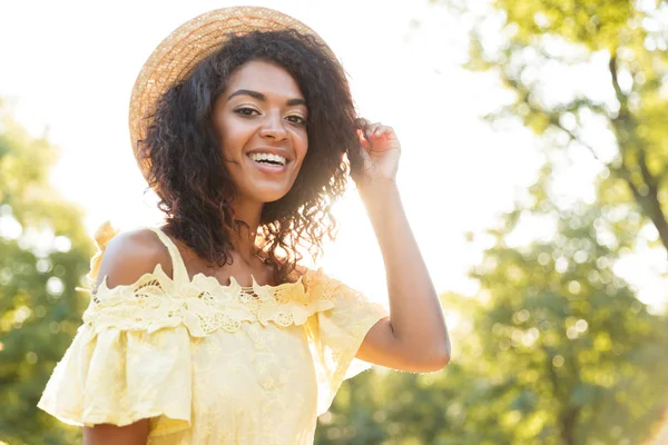 Foto Una Bonita Mujer Afroamericana Años Usando Sombrero Paja Vestido — Foto de Stock