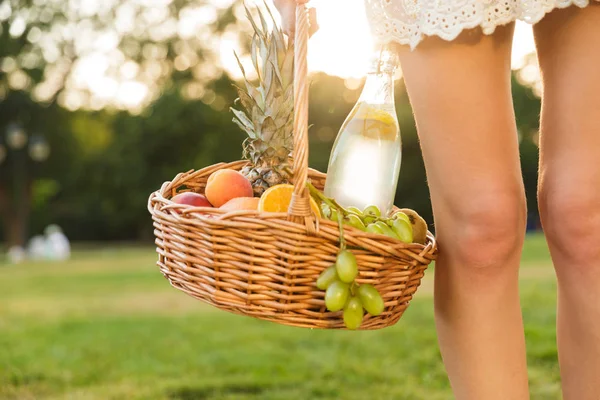 Gros Plan Une Femme Tenant Panier Pique Nique Dessus Pré — Photo