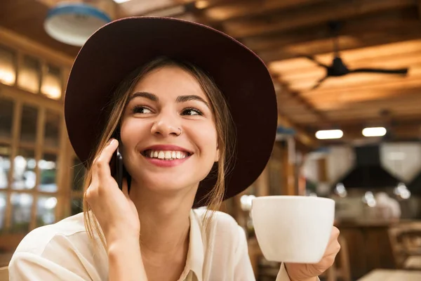 Primer Plano Una Chica Encantadora Feliz Sombrero Sentado Mesa Del —  Fotos de Stock