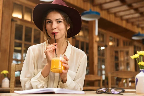 Retrato Una Mujer Caucásica Que Usa Sombrero Bebiendo Jugo Naranja —  Fotos de Stock