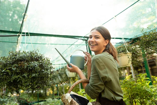 Attraente Bella Donna Giardiniere Possesso Acqua Può Piedi Vicino Fiori — Foto Stock