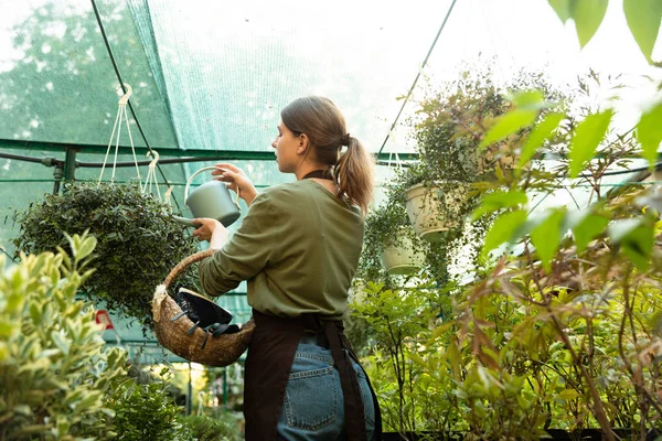 Wanita Cantik Yang Menarik Tukang Kebun Yang Memegang Air Dapat — Stok Foto