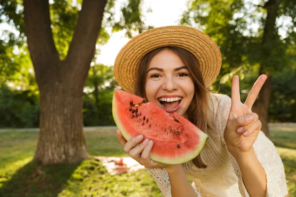 Close Cheerful Young Girl Summer Hat Spending Time Park Showing — Stock Photo, Image