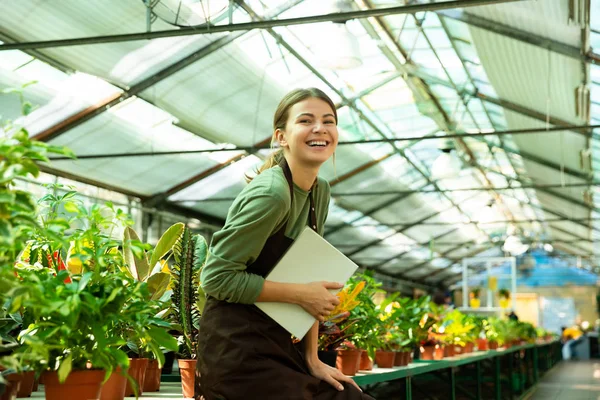 Imagen Alegre Mujer Jardinero Sonriendo Cámara Mientras Está Pie Cerca —  Fotos de Stock